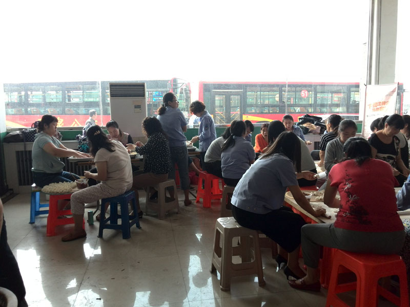 2016中秋節(jié)機(jī)關(guān)人員為一線職工包餃子