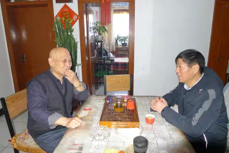 春節(jié)前夕公司黨委委員、副總經(jīng)理王潤貴代表公司黨委班子看望軍轉(zhuǎn)干部余永升，送去米、面等慰問品。