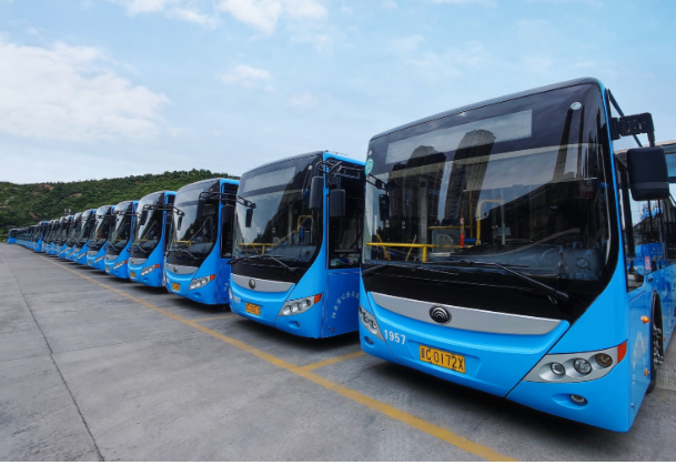 路遇大貨車輪胎起火，6路公交車駕駛員王曉春果斷施以援手 --“我車上的3個(gè)滅火器都用完了”